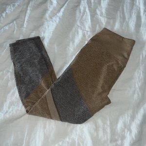 Alo Yoga leggings. Yellow and gray